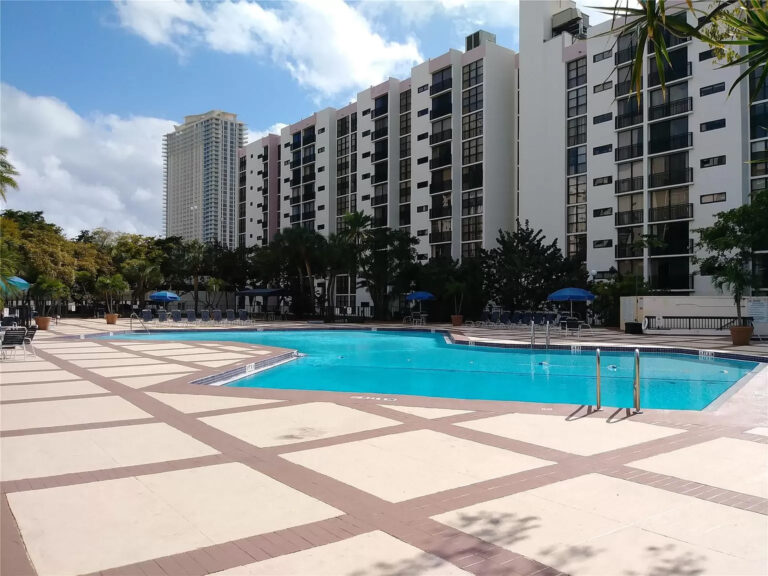 Apartment-in-Sunny-Isles-Beach-Florida-22