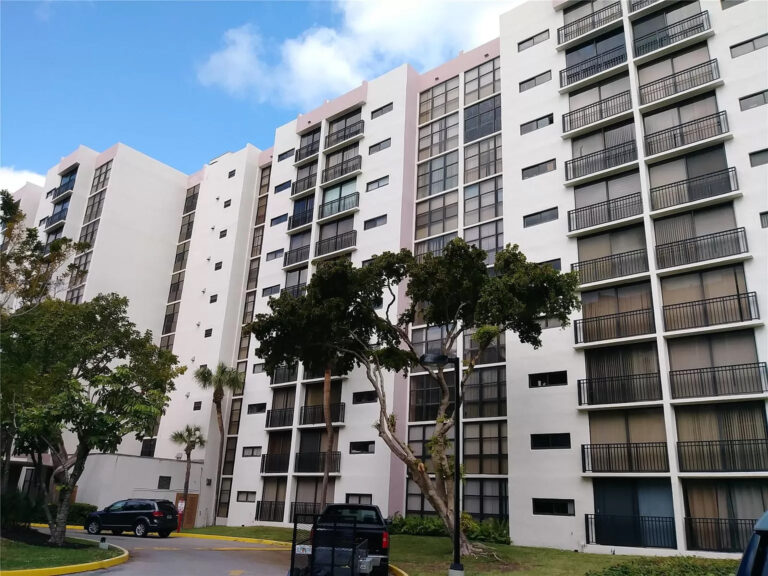 Apartment-in-Sunny-Isles-Beach-Florida-29