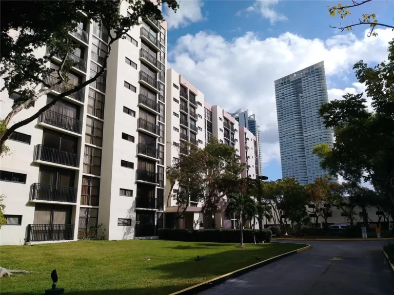 Apartment-in-Sunny-Isles-Beach-Florida-26